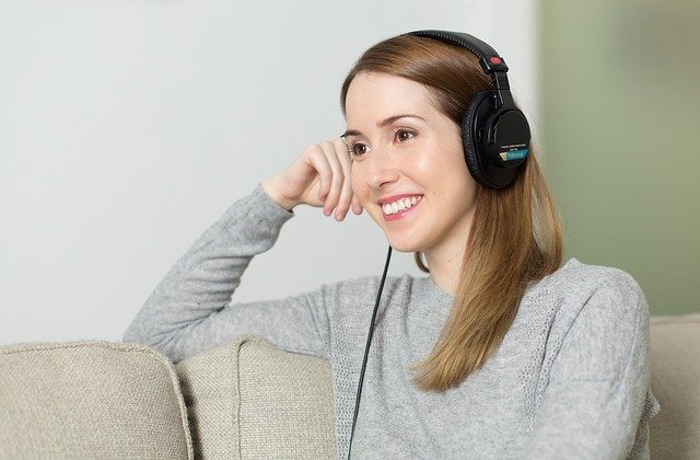 žena poslouchající hudbu
